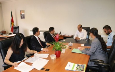 Chinese ambassadeur in Suriname brengt beleefdheidsbezoek aan minister LVV