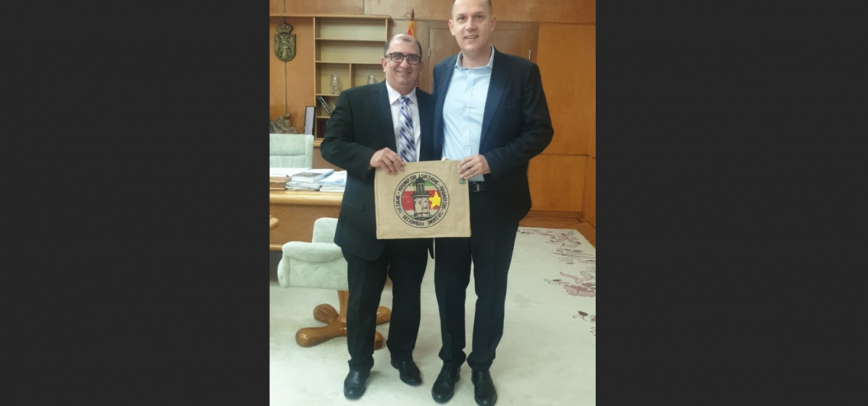 Minister Elias haalt medische winst in Servië