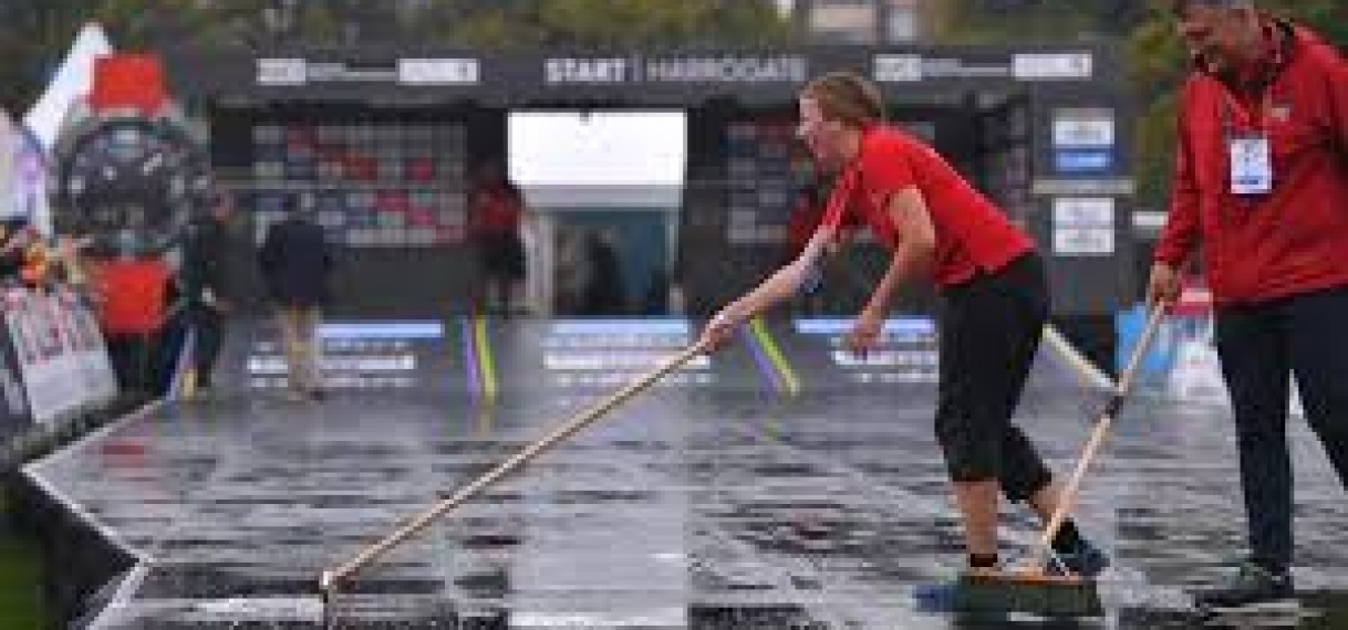 Wegwedstrijd WK wielrennen vanwege stortregen uitgesteld en ingekort