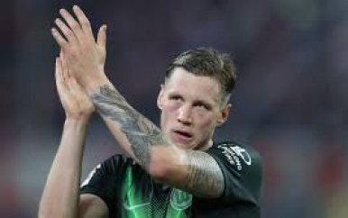 Scorende Weghorst woest op VAR na mislopen koppositie met Wolfsburg