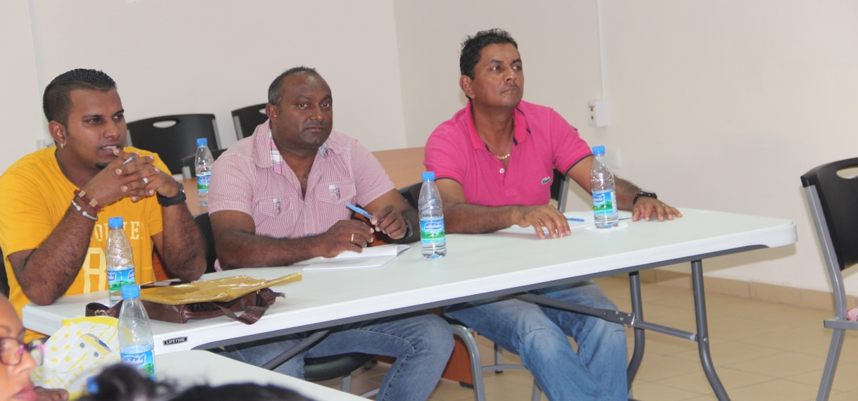 LVV traint medewerkers in bestrijden Carambola-fruitvlieg