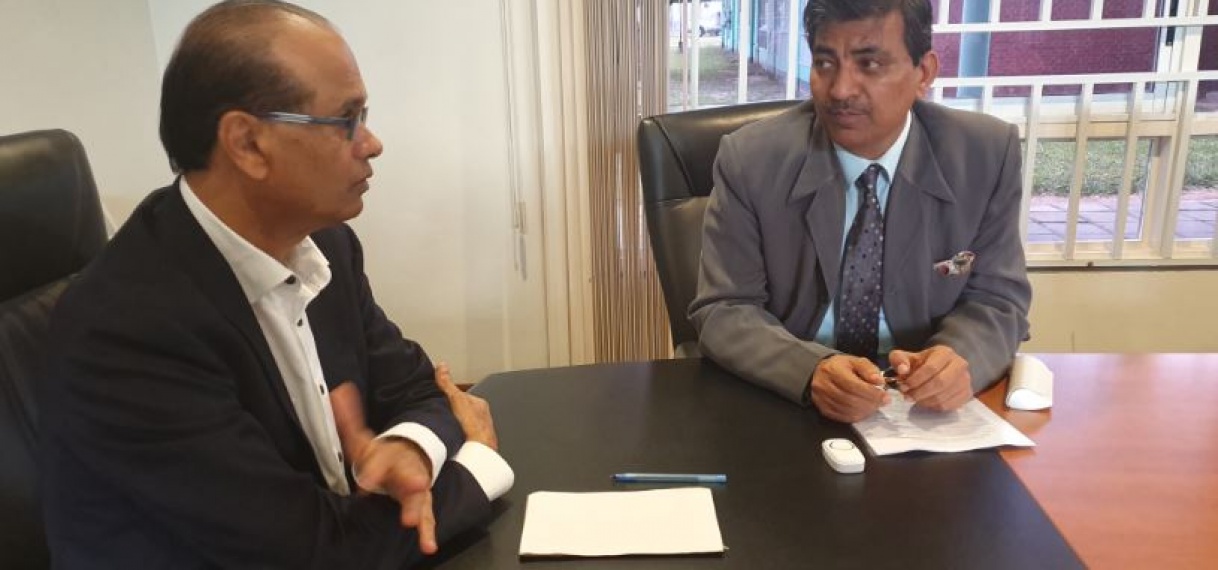 Minister Parmessar ontvangt ambassadeur van India