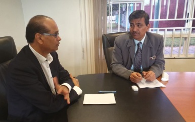 Minister Parmessar ontvangt ambassadeur van India