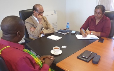 Minister Parmessar voert overleg met collega Dikan over mogelijke investering vissector binnenland