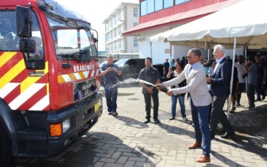 Vier blusvoertuigen overgedragen aan de brandweer