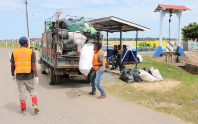 Vuil rechteroever Commewijne rivier nu ook naar vuilstortplaats Ornamibo
