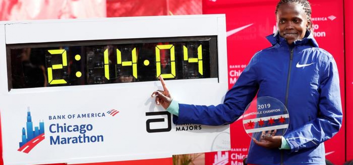 Keniaanse Kosgei vermorzelt zestien jaar oud wereldrecord op marathon