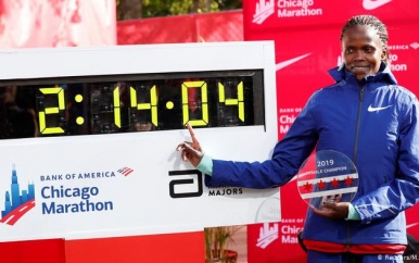 Keniaanse Kosgei vermorzelt zestien jaar oud wereldrecord op marathon