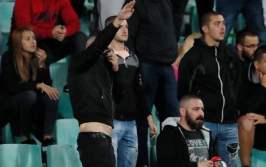 UEFA klaagt Bulgaarse bond aan wegens racisme en nazigroeten door fans