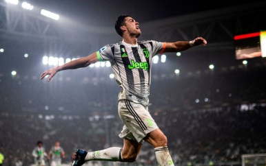 Ronaldo helpt Juventus in blessuretijd aan zege, goal Kluivert voor AS Roma