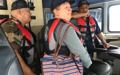 Amerikaanse ambassadeur brengt bezoek aan Kustwacht van Suriname