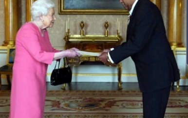 Ambassadeur Nelson biedt geloofsbrieven aan in Engeland