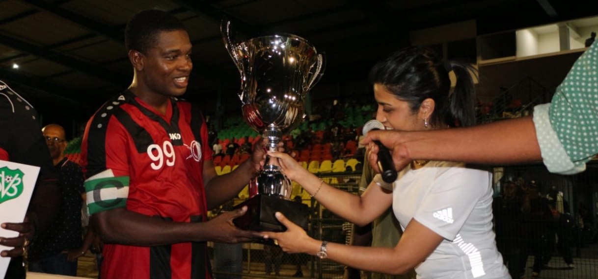 Minister Gopal overhandigd Presidents Cup trofee aan Inter Moengotapoe