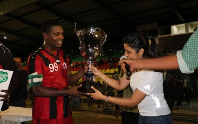 Minister Gopal overhandigd Presidents Cup trofee aan Inter Moengotapoe