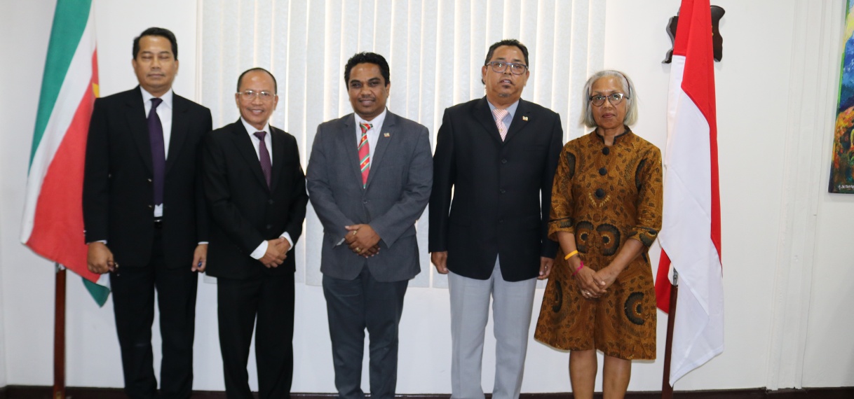 Indonesische ambassadeur op bezoek bij minister Noersalim