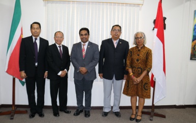 Indonesische ambassadeur op bezoek bij minister Noersalim