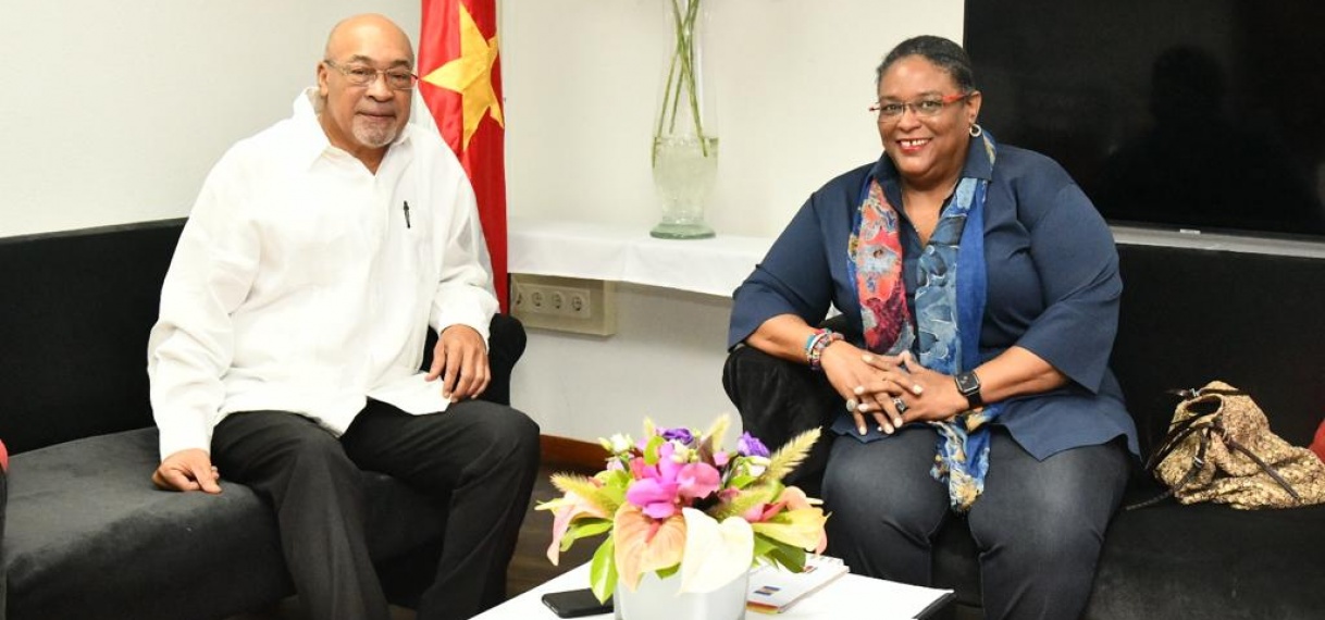 Premier Mottley brengt bezoek aan president Bouterse