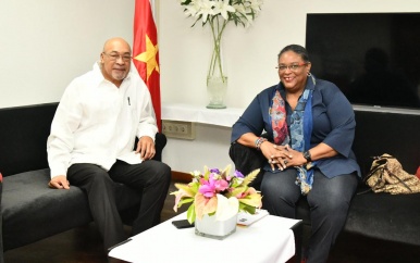 Premier Mottley brengt bezoek aan president Bouterse