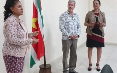 Schoolvoedingsproject First Lady start pilot met 4 scholen in resort Kwarasan