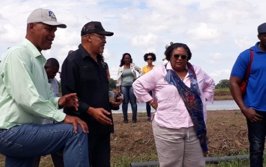 President Bouterse en premier Mottley krijgen rondleiding te Tawajarie landbouwproject