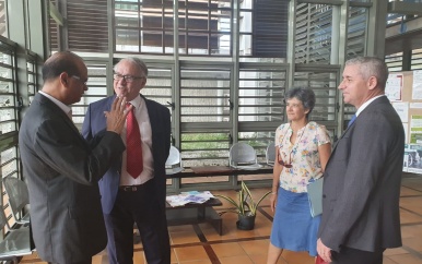 Minister Parmessar wil goederenverkeer met Frans-Guyana formaliseren