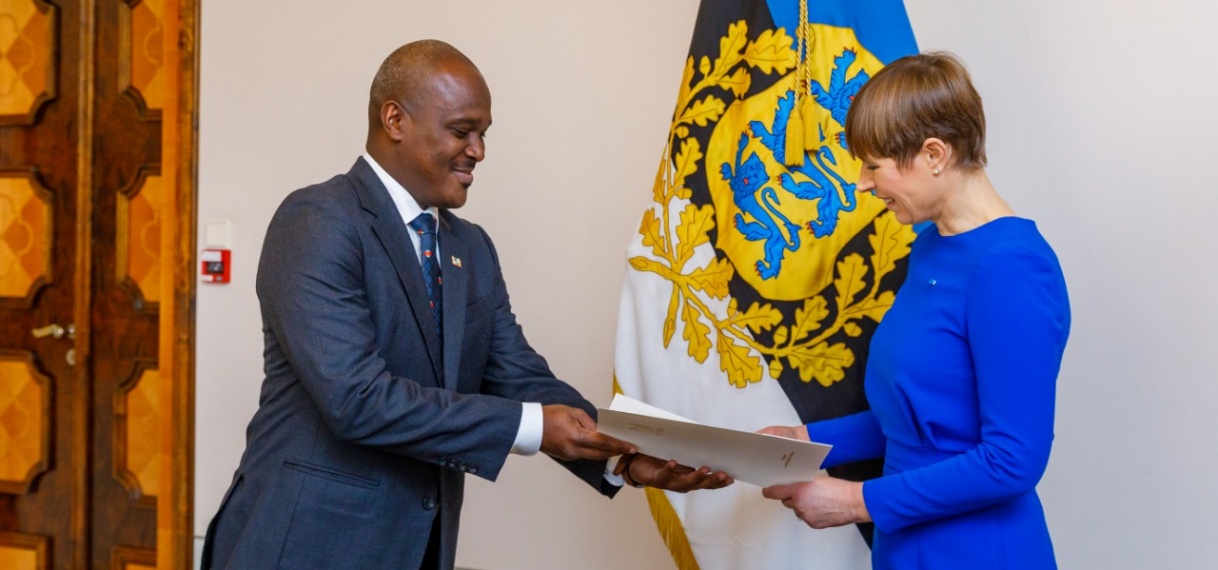 Ambassadeur Hew A Kee biedt geloofsbrieven aan in Estland