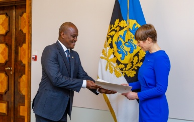 Ambassadeur Hew A Kee biedt geloofsbrieven aan in Estland