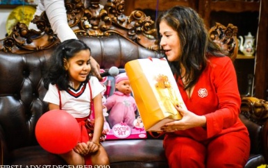 First Lady doet hartewens Ishika Gopal in vervulling gaan