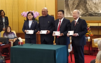 China geeft herdenkingszegel staatsbezoek  president Bouterse uit