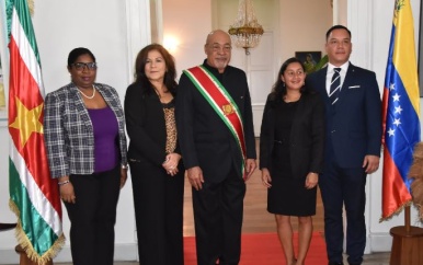 Ambassadeur Venezuela biedt geloofsbrieven aan president Bouterse