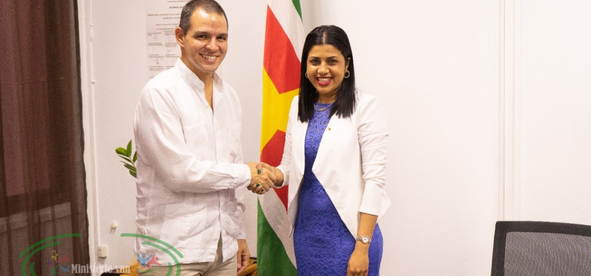Ambassadeur Cuba op beleefdheidsbezoek bij minister Gopal van Sport en Jeugdzaken