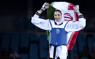 Gevluchte Iraanse taekwondoka traint in Nederland