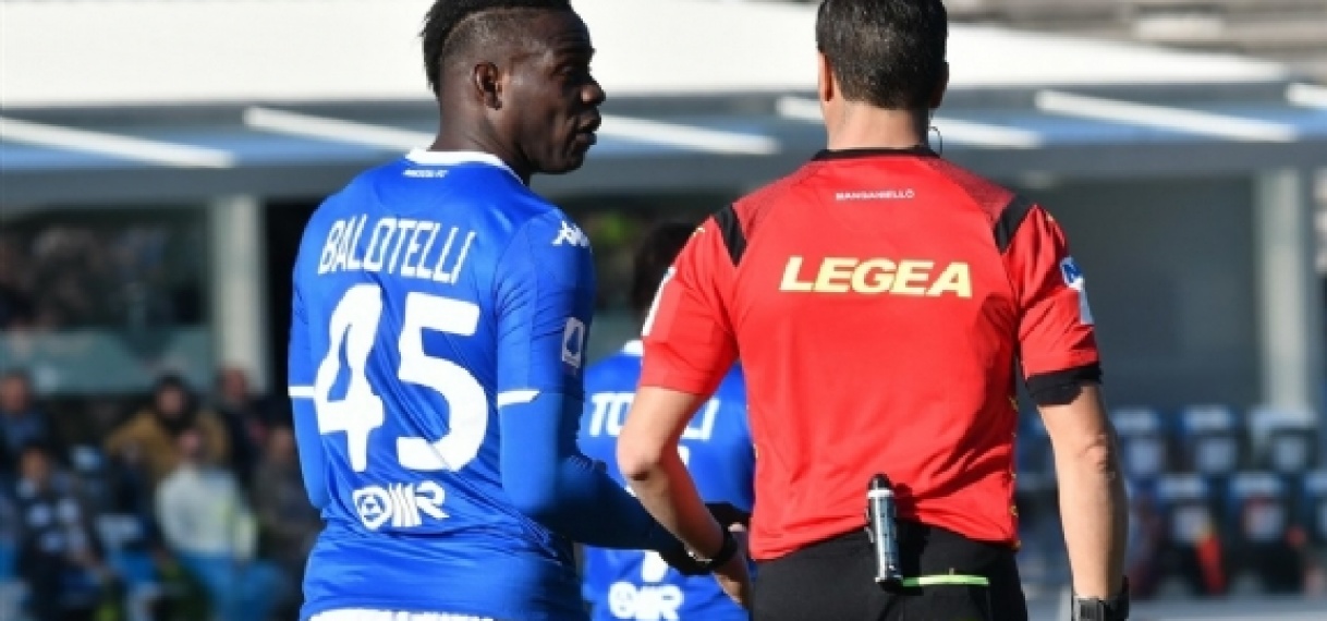Steun voor woedende Balotelli: Lazio krijgt geldboete vanwege racisme