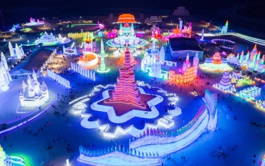 Gekleurde lampen verlichten grote ijssculpturen in China