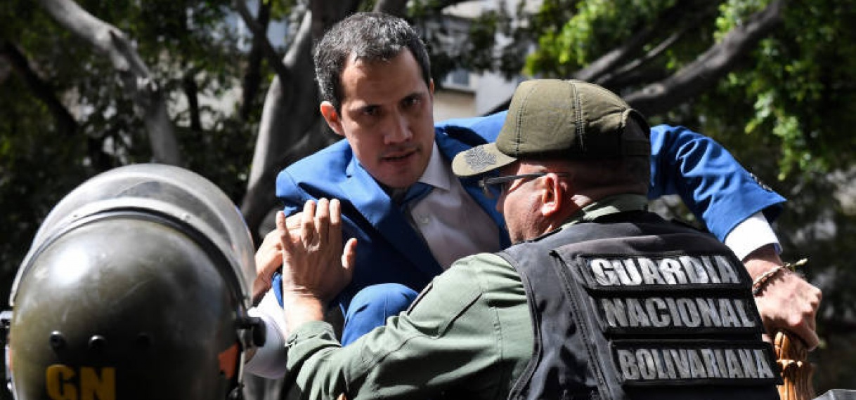 Oppositieleider Venezuela beklimt hek van parlement