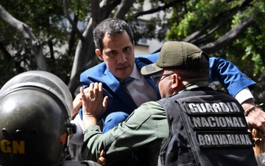 Oppositieleider Venezuela beklimt hek van parlement