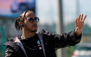Autocoureur Hamilton ontkent forse salariseis