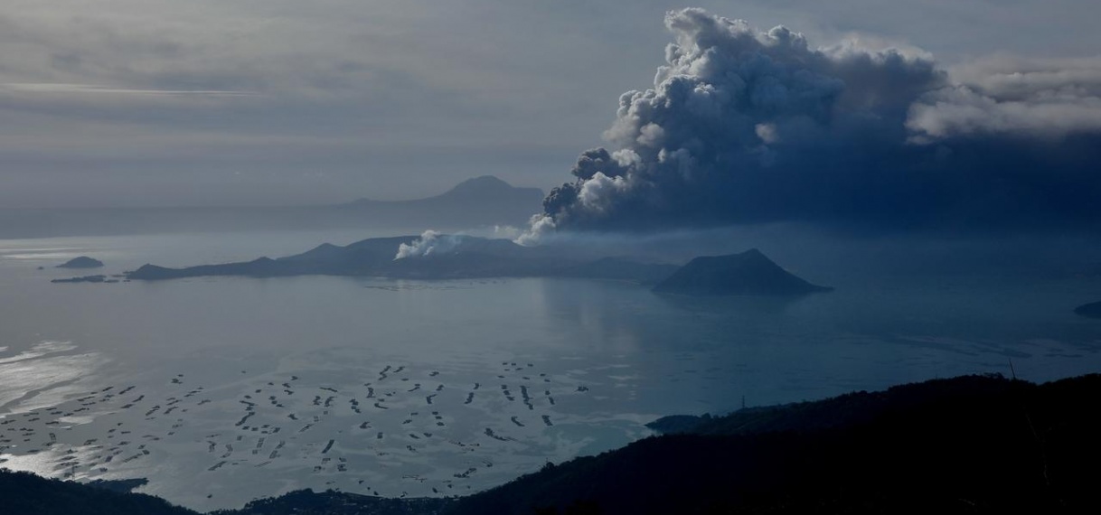 Lava spuwt uit vulkaan bij eruptie op Filipijnen, duizenden evacuaties