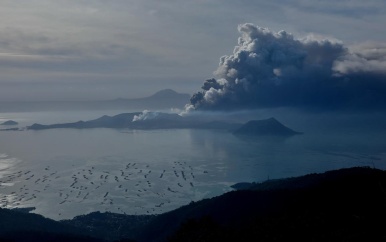 Lava spuwt uit vulkaan bij eruptie op Filipijnen, duizenden evacuaties