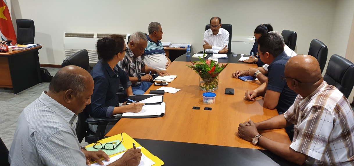 Minister Parmessar heeft spoedonderhoud met Intern Managers en Bondsbesturen FAI Banana Producer