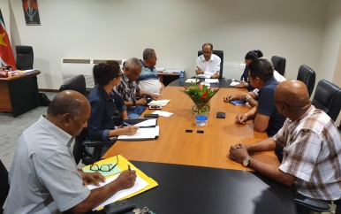 Minister Parmessar heeft spoedonderhoud met Intern Managers en Bondsbesturen FAI Banana Producer