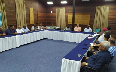 President Bouterse bespreekt economische situatie met vakcentrales