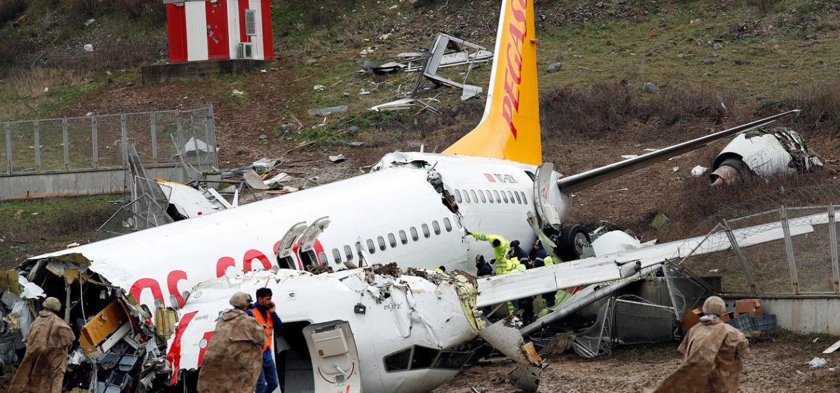 Boeing 737 breekt in drie stukken na landing op luchthaven Istanboel