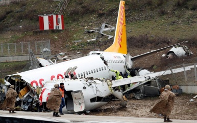 Boeing 737 breekt in drie stukken na landing op luchthaven Istanboel