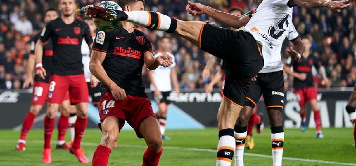 Atlético geeft twee keer voorsprong weg in Valencia