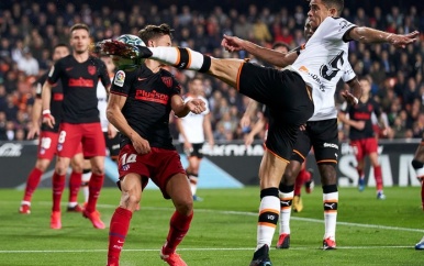 Atlético geeft twee keer voorsprong weg in Valencia