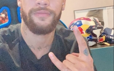 Neymar neemt afscheid van roze coupe en showt nieuw opvallend kapsel