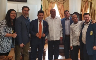 Apostel Maldonado brengt bezoek aan president Bouterse
