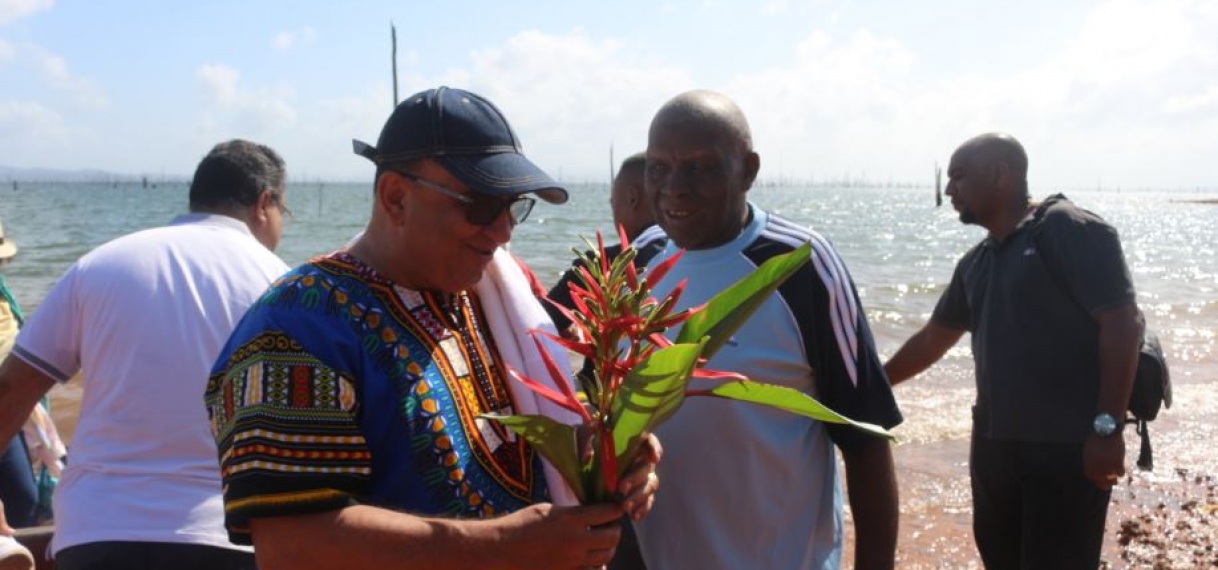 Minister Elias bezoekt natuurkenner Frits van Troon te Tonka eiland