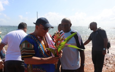 Minister Elias bezoekt natuurkenner Frits van Troon te Tonka eiland